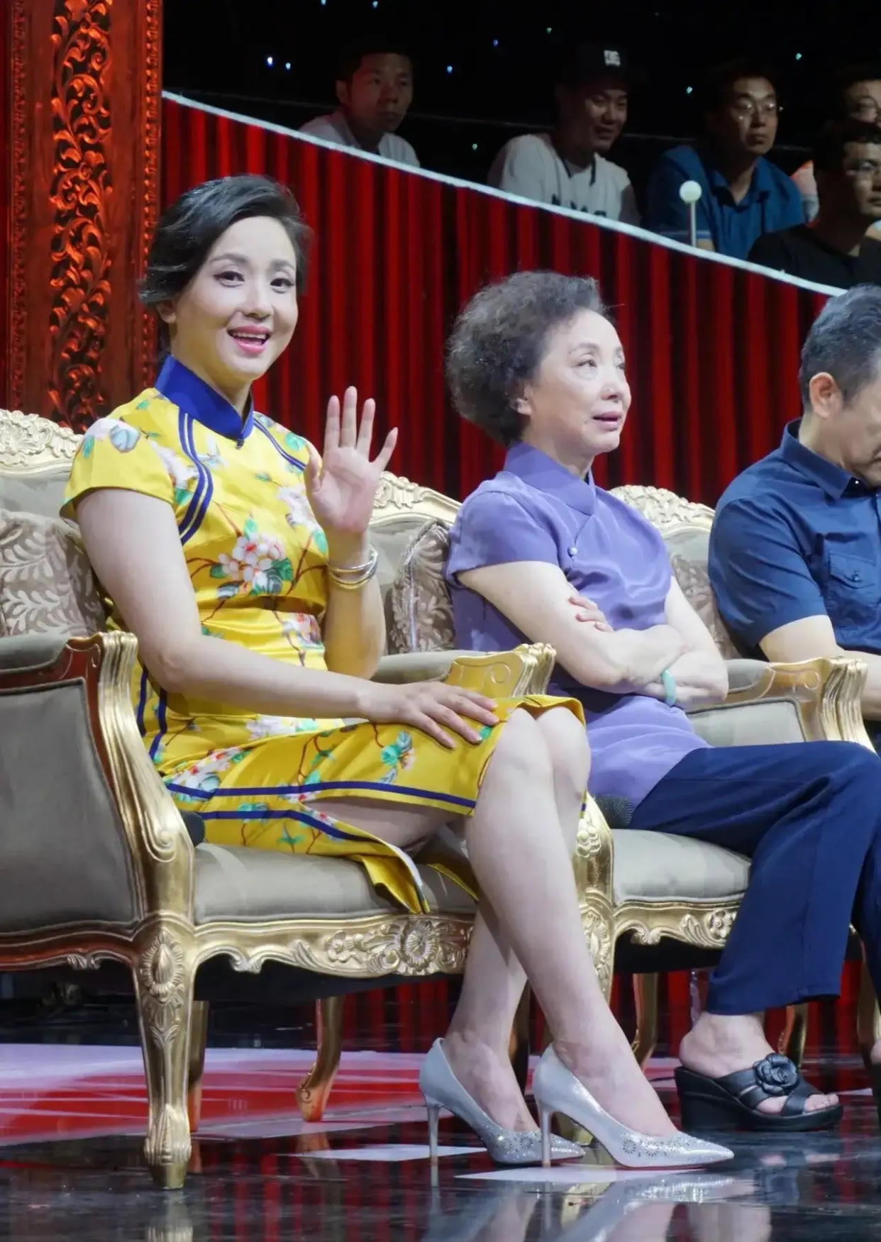 被55岁陶慧敏惊艳到,穿一身"黄金旗袍"端庄典雅,气质太出色了