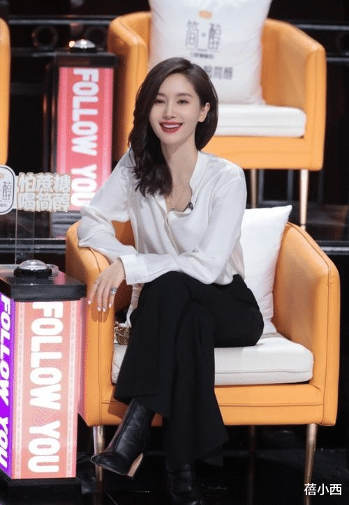 蓓小西|王子文姐弟恋后衣品直线上升,一身黑显瘦又显高,看着不止159