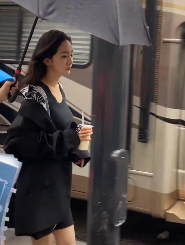 杨幂|杨幂拍戏被偷拍，踩拖鞋喝奶茶太不雅观