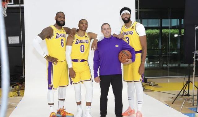 六六时尚 备战与勇士揭幕战，湖人喜忧参半！魔兽太投入，沃帅一希望要破灭