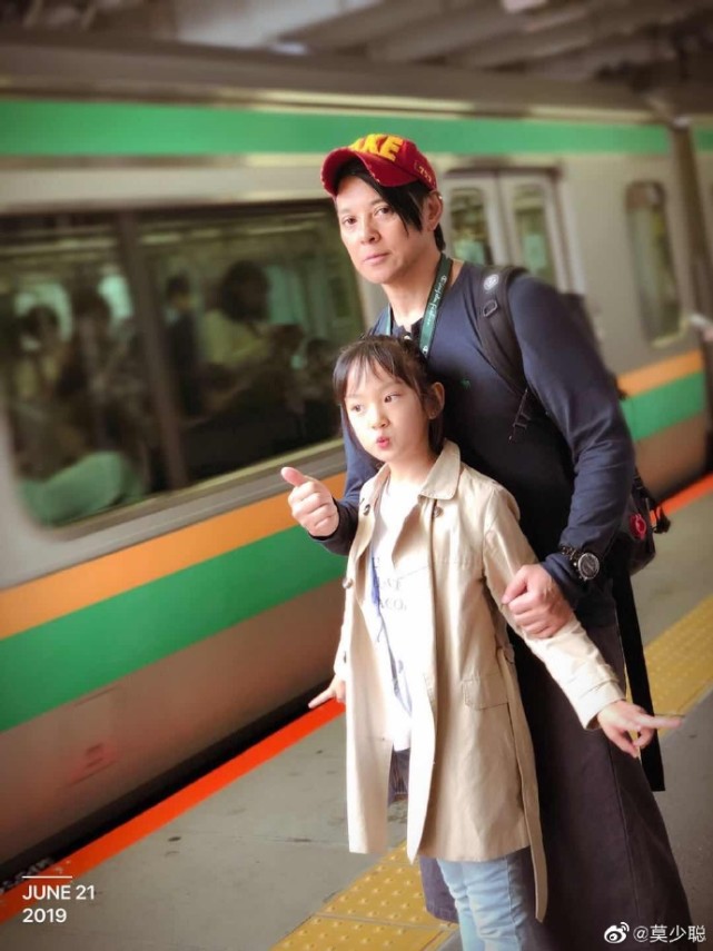 莫少聪|洪欣前男友莫少聪商演，穿衣破旧褶皱显寒酸，网友：混到这地步了