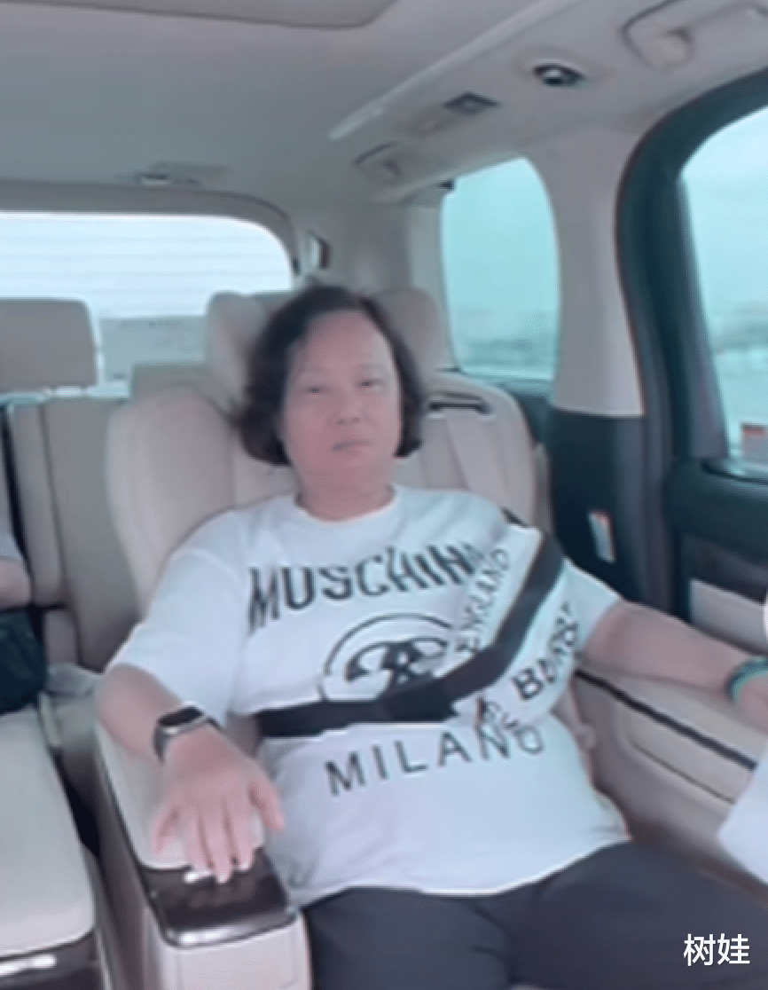 明日之战|陈婉珍现身内地探望女儿孙女，身家百亿打扮朴素，窦骁当司机作陪