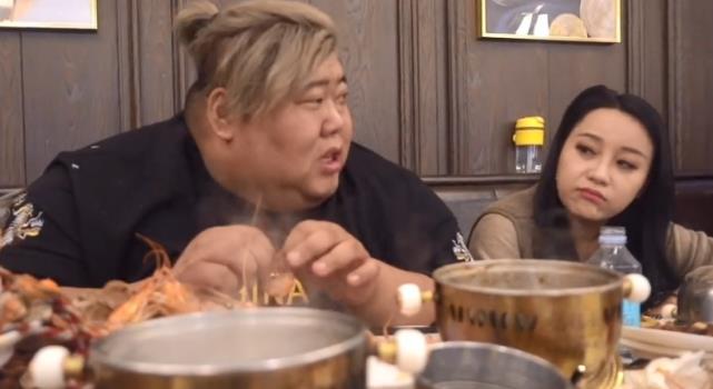 MARRY 600斤胖猴仔被指陈世美？指尖乌青似“中毒”，还不忘跟女生打闹