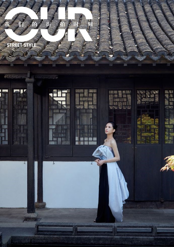 梦昕薇时尚生活|李若彤一袭抹胸撞色裙装飘逸浪漫，独具美感，古风与时尚完美结合