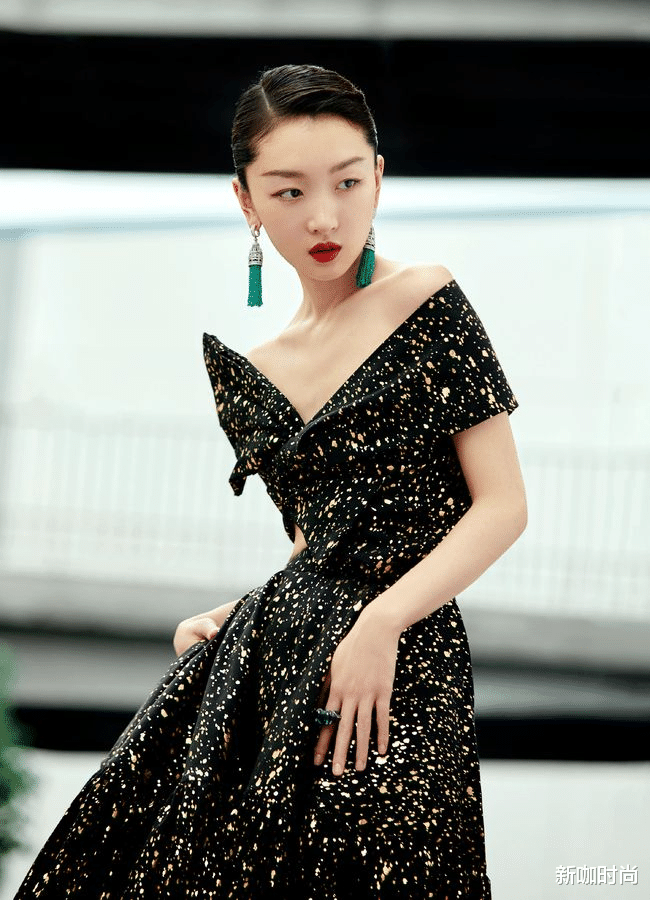 新咖时尚|周冬雨越来越有范儿，黑裙镶“金片”，高贵冷艳！
