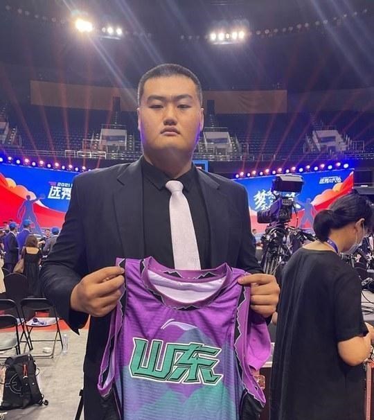 小陈有说 小鲨鱼被骂到破防的背后故事:山东这次被一个选秀球员坑惨了