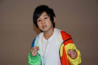 侯高俊杰|9岁与周杰伦登春晚，父母为培养他卖房子，侯高俊杰后来咋样了？