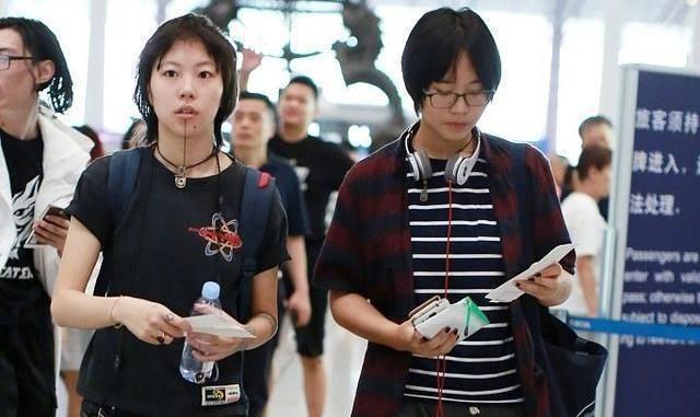 懒美人时尚|窦佳嫄和窦靖童性格都很像，穿搭都是中性风，简直就像双胞胎