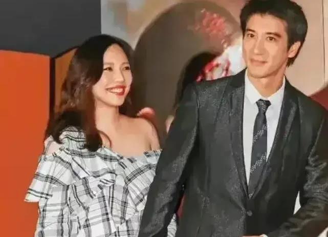 王力宏|李靓蕾爆出王力宏给她发的命令式短信，信息量太大了