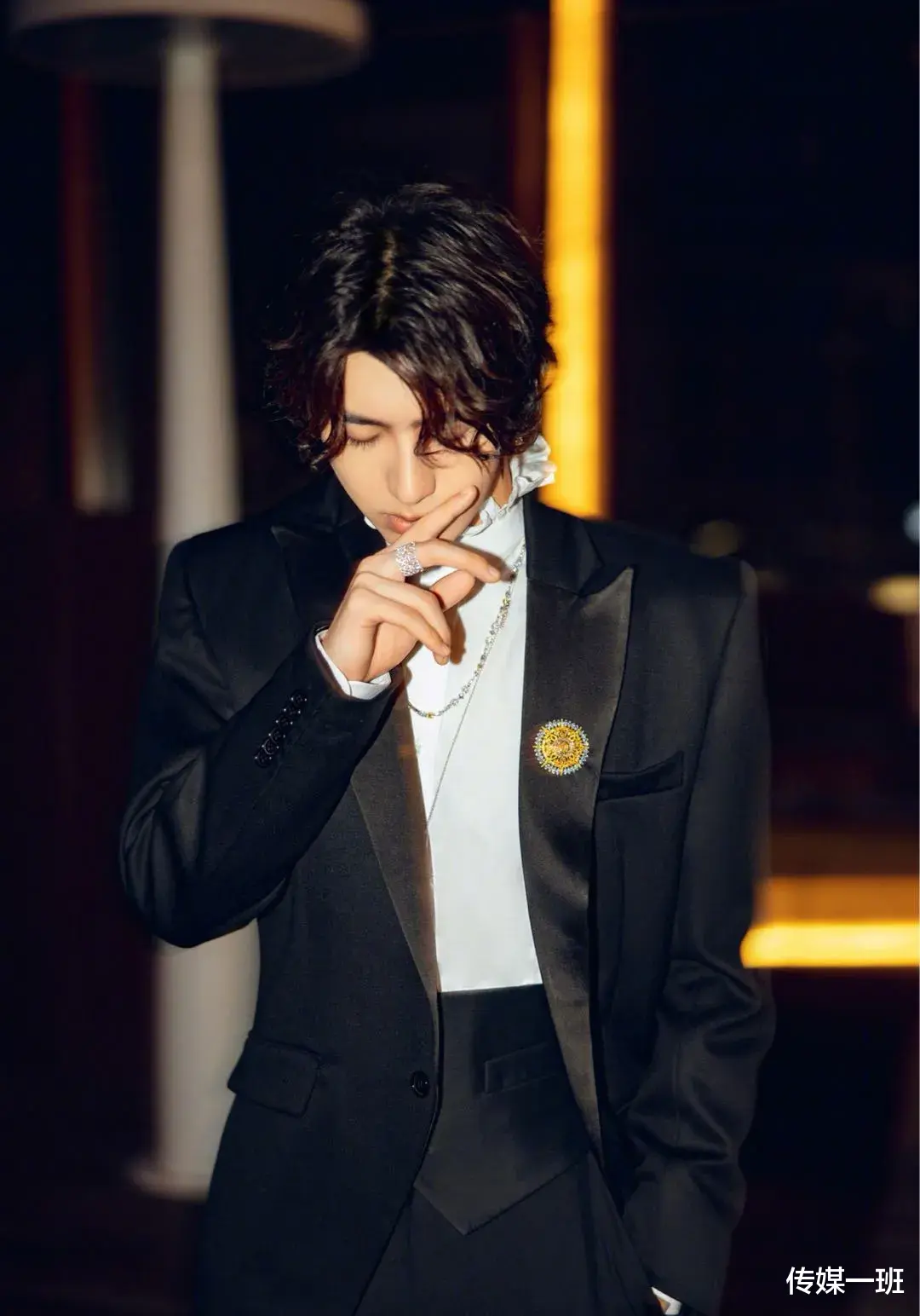 明星|晚会女星造型比美：关晓彤宋雨琦显壮实，欧阳娜娜毛衣造型略臃肿