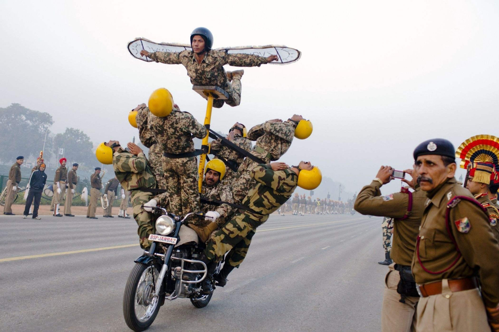 印度看似很搞笑的摩托表演，數十名士兵騎1輛摩托，卻有特殊作用-圖3