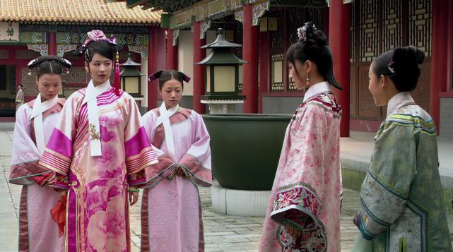 甄嬛传|甄嬛传：夏冬春被赏一丈红，并非是她以下犯上，看她头上戴了啥？