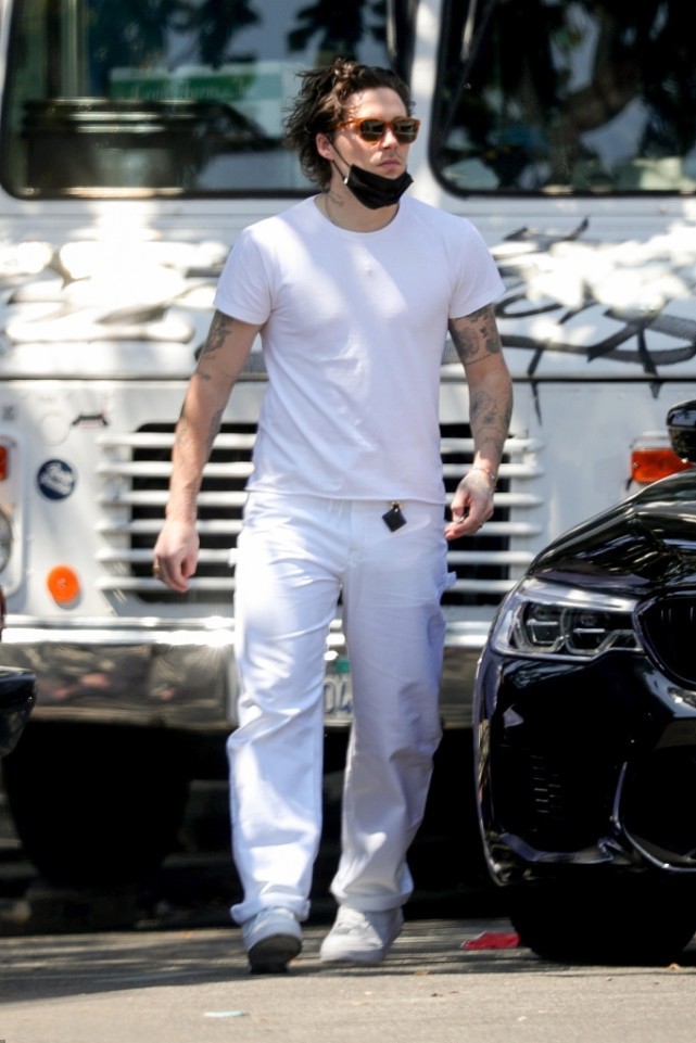 男士穿衣搭配杂志|布鲁克林神似贝克汉姆,白T+牛仔裤很显型男范,但驼背姿势太减分