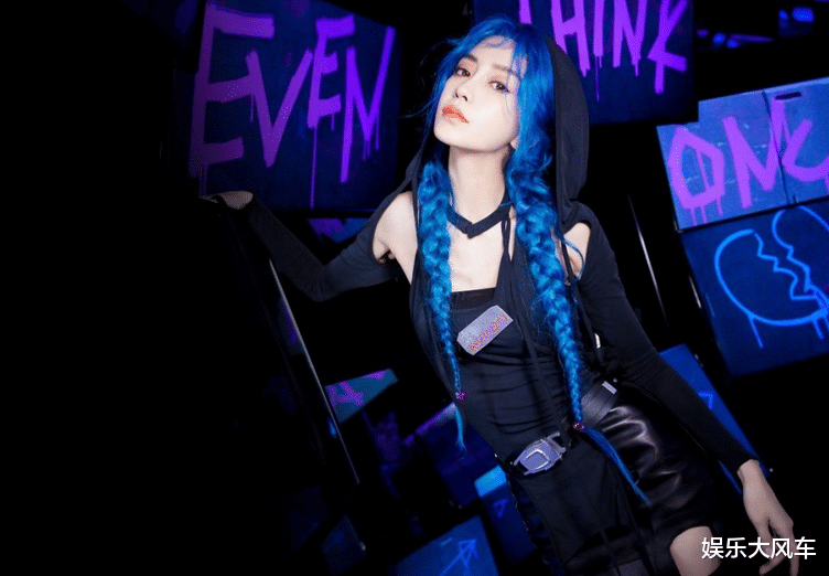 Angelababy|Baby晒最新COS照，蓝色麻花辫俏皮十足，网友：是金克丝本人了