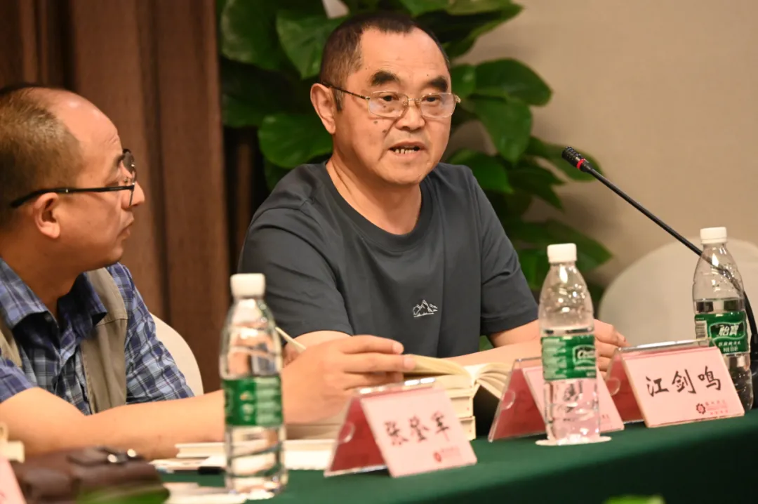 楚衣 绵阳市文艺评论家协会举办“五月诗心动绵州：雍明远书籍捐赠会”