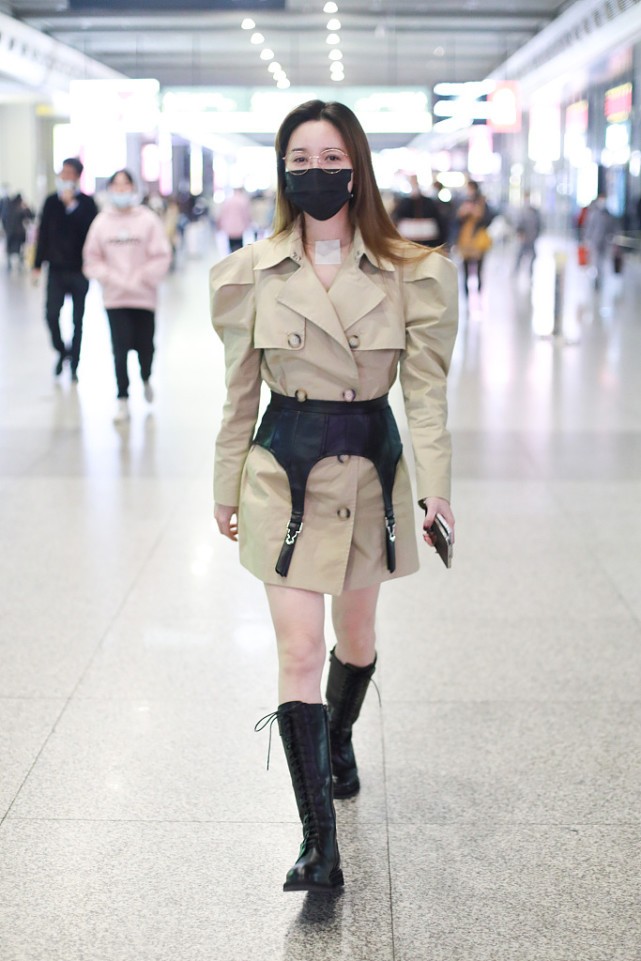 美小凡 风衣太简约,还配一条塑腰封,金莎的穿搭好有个性啊!