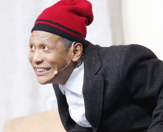 余文乐|余文乐与粉丝最新合影曝光，衰老沧桑撞脸宋小宝，粉丝比他更帅气