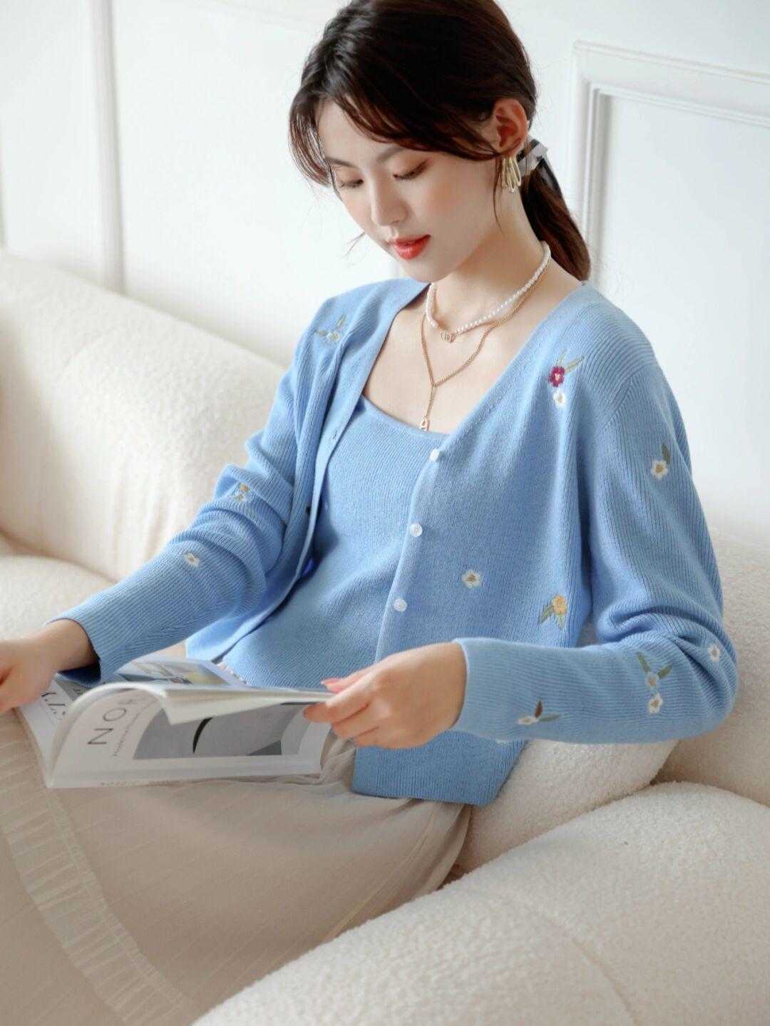 何有强|秋季的简约穿搭指南,毛衣外套搭配吊带裙高级时髦,精致大气