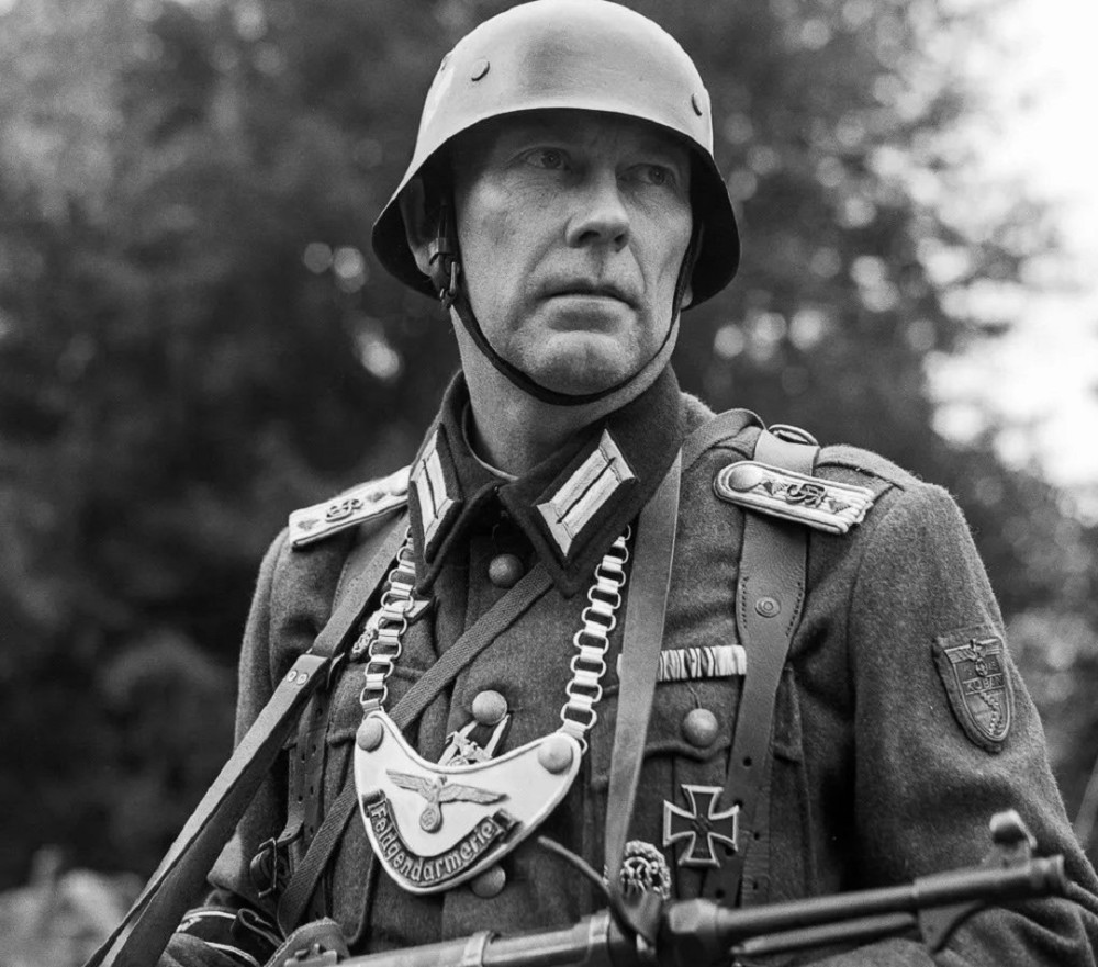 宪兵|二战胸前挂月牙牌的德军，是什么身份？苏联人：俘获后可就地枪决