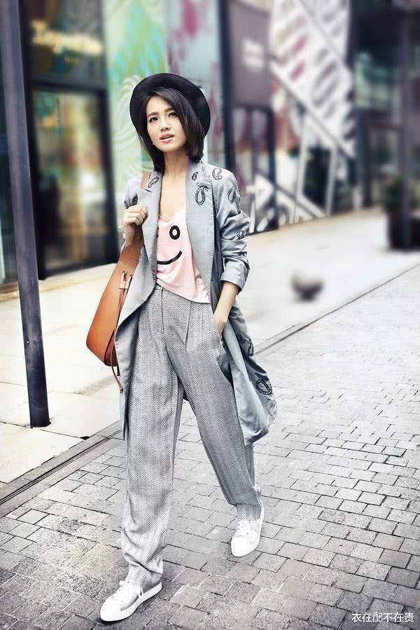 衣在配不在贵 朱丹走机场不用开滤镜，风衣配阔腿裤潇洒大气，身材好就是占便宜