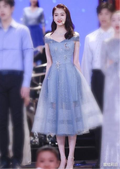 最炫前沿|服了关晓彤“迷”之穿搭！穿透视纱裙配打底裤，还好身材撑住了