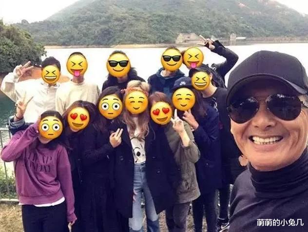 周润发|65岁周润发满头白发，吃路边摊，捐56亿后，晚年生活变化巨大