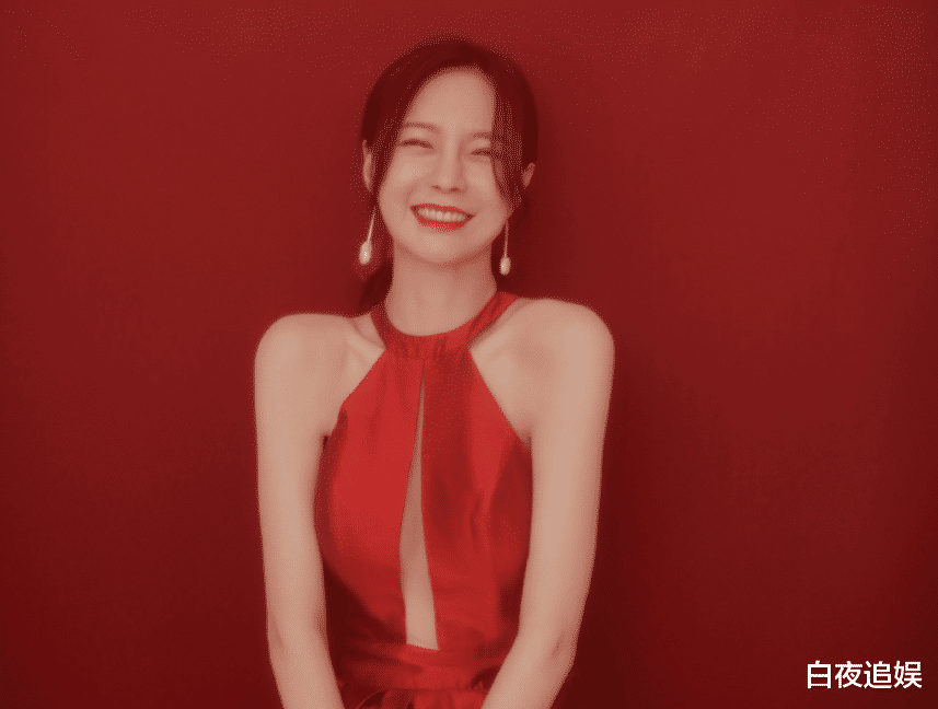 吴昕|吴昕主持小年夜春晚，一袭红裙显优雅，却被沈梦辰的礼服抢了镜头