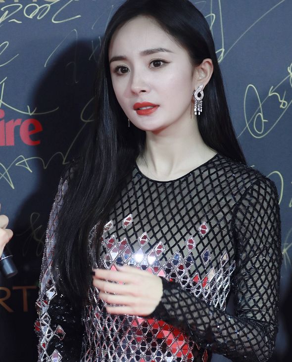 杨幂|杨幂仗着身材好，将“渔网袜”当上衣，看清效果后，直男疯狂点赞