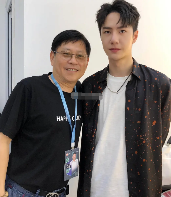 肖战|快本制作人曝生图合影，最爱与蔡徐坤合拍，王一博肖战状态很真实