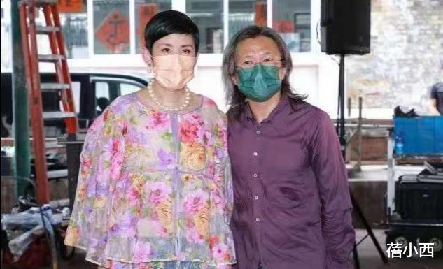 蓓小西|“吴君如”与陈可辛合体亮相，穿印花衫配牛仔裤，越老越时髦