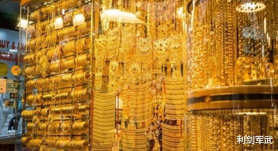 黄金价格 黄金价格又跌了,消费者排队购买,现在入手还来得及吗?