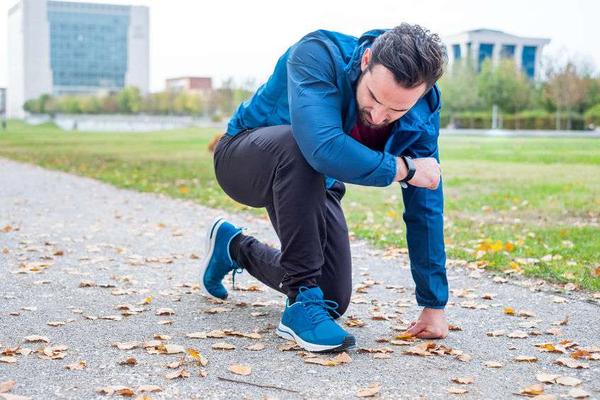 下酒菜|身体有这5种不适，当心腰间盘突出找上门，及时治疗，不能拖