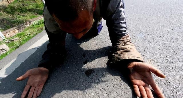 阿育王寺 苦行僧三步一跪，20个月“跪行”万里，手脚长满茧，只为为国祈福