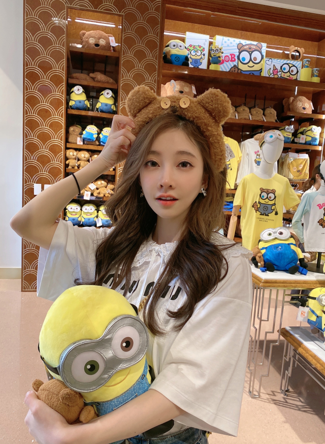 冯提莫|冯提莫打卡环球影城，和路人合影被赞有亲和力，生图抗打颜值获赞