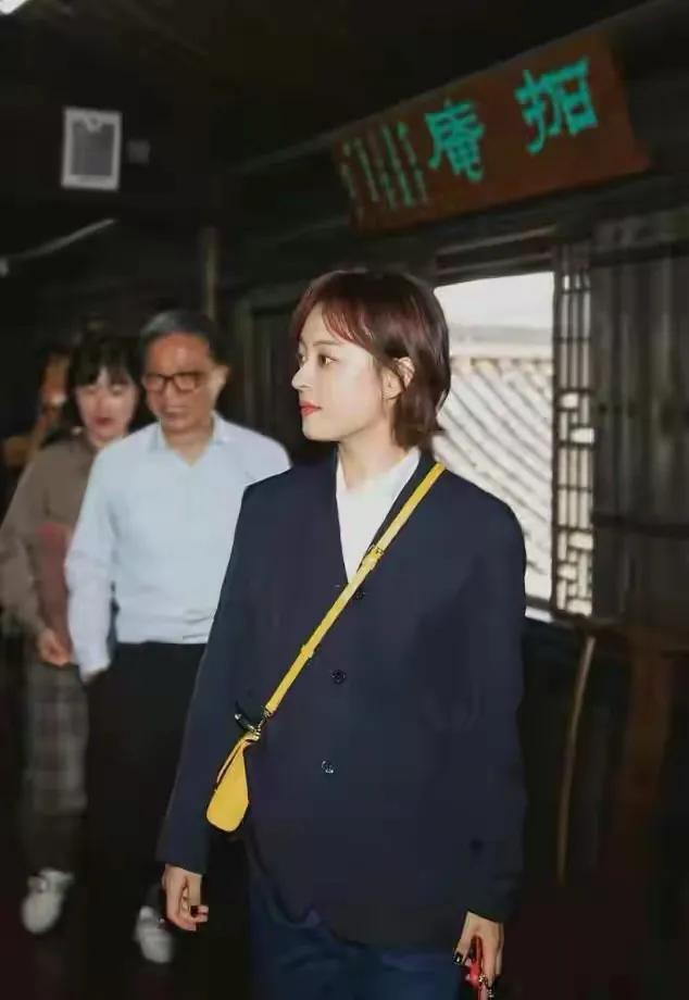 孙俪|孙俪换对发型终于不男相！过耳短发八分刘海好嫩，39岁的脸让人自卑