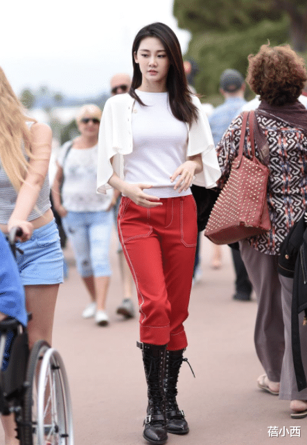 苗苗|郑恺的老婆苗苗时髦起来真有范，一身白+红穿搭，像换了个人似的