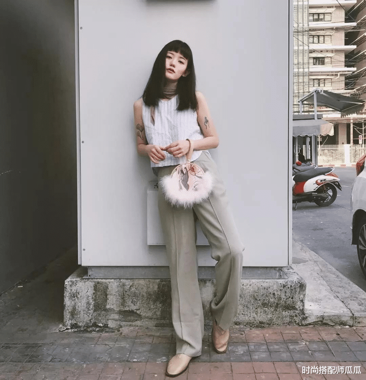 时尚搭配师瓜瓜|?在这么炎热的夏天里，穿衣：颜色要淡，款式要宽，上身才清凉时髦