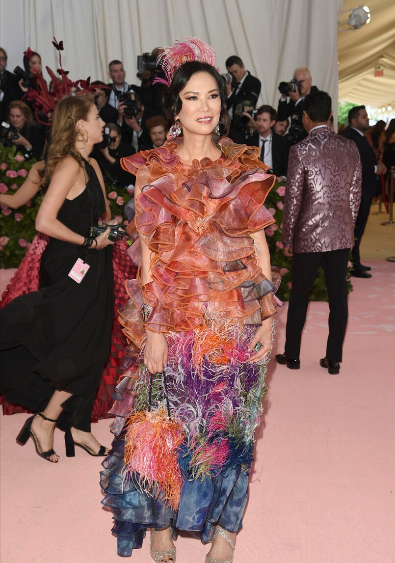 BiuFashion|邓文迪的气质真挺好,花裙子一般人很难驾驭,女王风范挺强