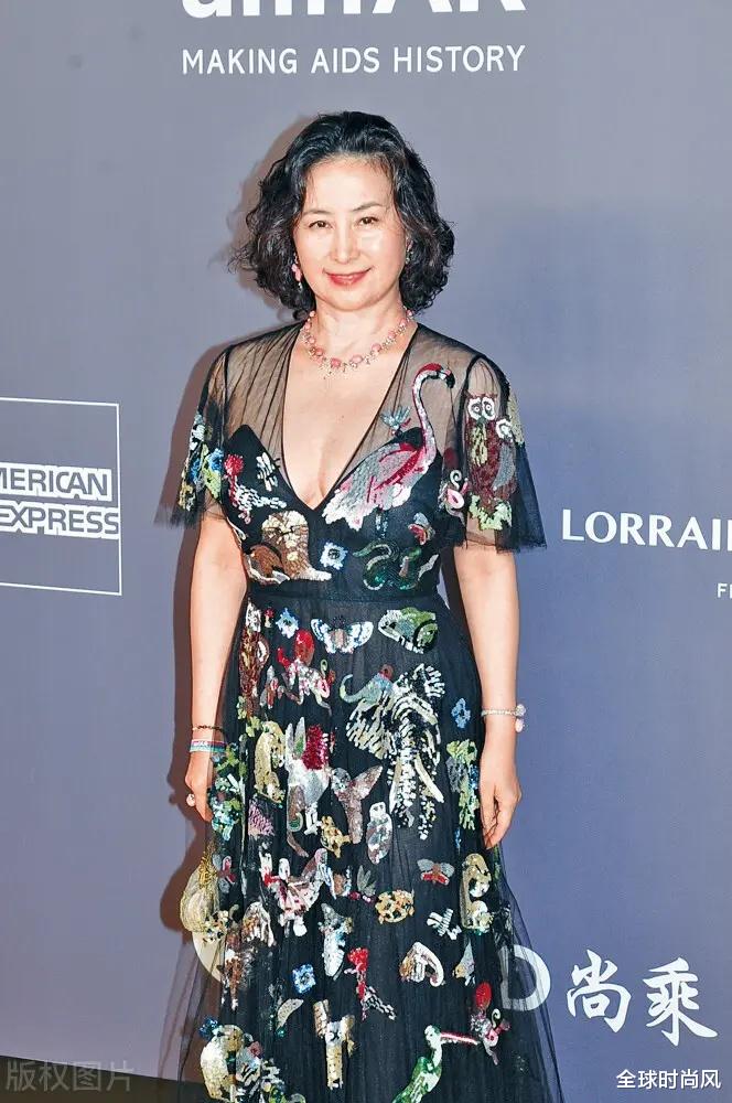 穿衣搭配|何超琼换造型 印花长裙配短发 优雅又干练 财商情商双一流