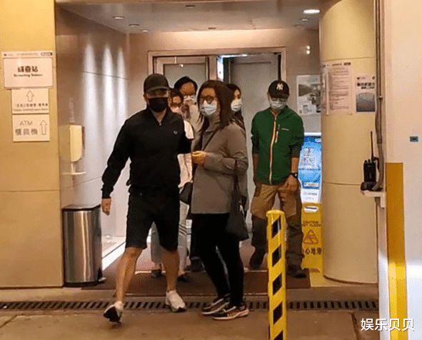 叶白衣|侯珊燕来到吴孟达灵前，素颜戴黑色口罩难掩悲伤，不见达叔前两任