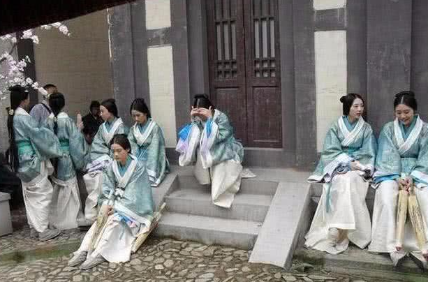 横店|流浪女第五次怀孕，被男友抛弃无钱打胎：她的悲剧依然在上演