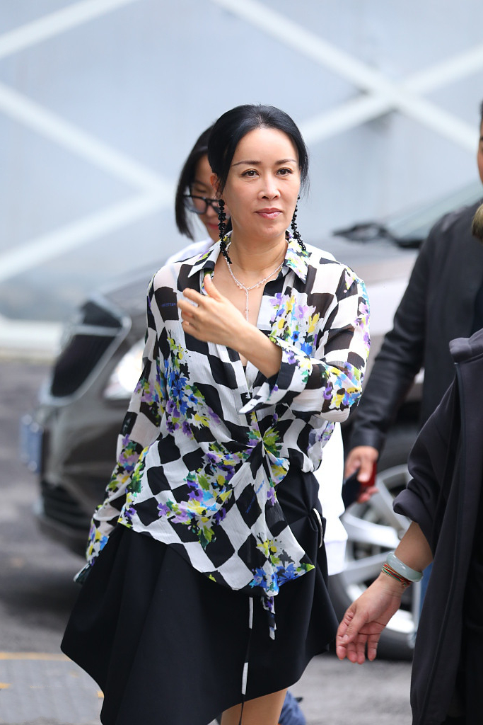 衬衫|那英也太大胆了!单穿衬衫就敢露内搭,53岁扎双马尾,真有个性