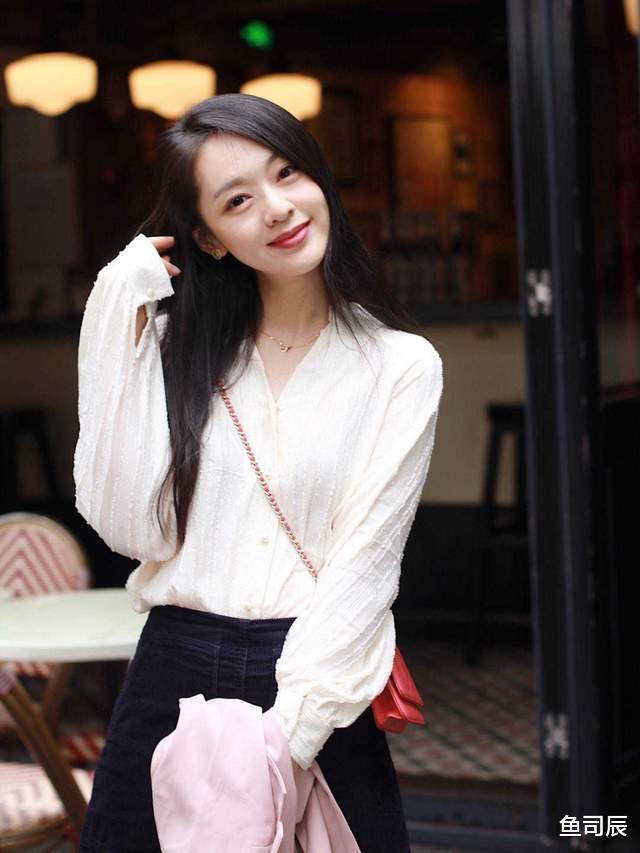 鱼司辰|30+的女生怎么穿才有气质？白色衬衫配长款简约大方，减龄又洋气
