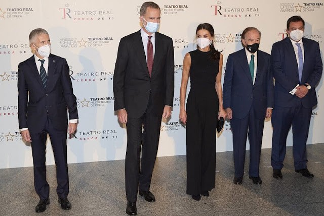 李沁|西班牙国王夫妇闪耀首映礼！49岁莱后贵气逼人，S型的曲线贼惊艳