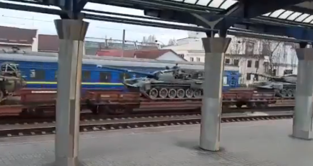 乌克兰|大批专列紧急开赴东南，目击者称满载坦克疾驰，白宫呼吁大国理智
