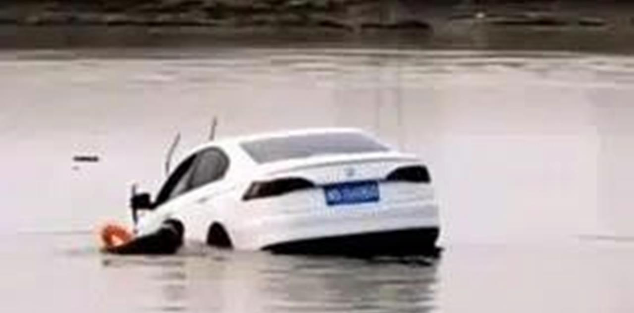 厦门|江西一男子开车去野钓，一不小“飞”进了河中，岸边的钓友出手了