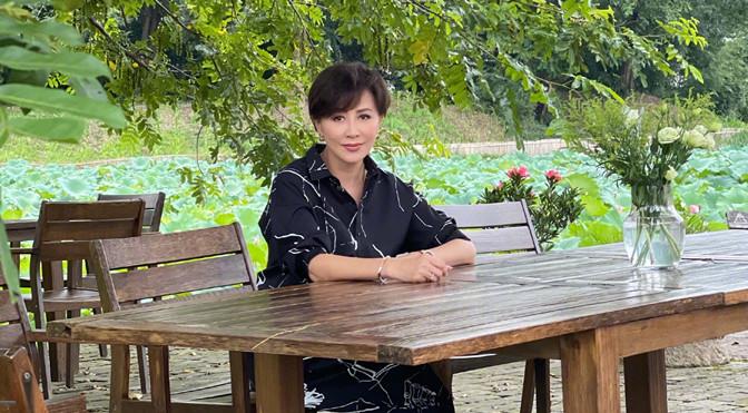 方脸妹说时尚|刘嘉玲携母拜佛祈福,穿连体裤靠边站,刘妈拎40万包不小心露富了