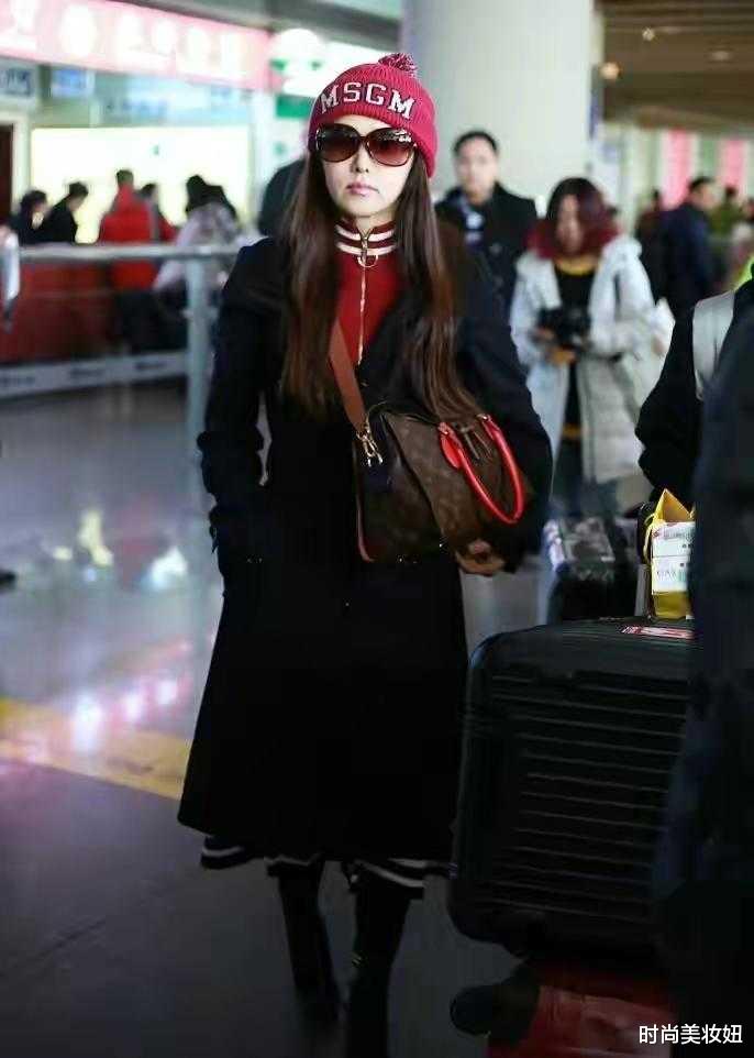 风衣|52岁伊能静又变美了，穿涂鸦风衣配高马尾走机场，差点认不出