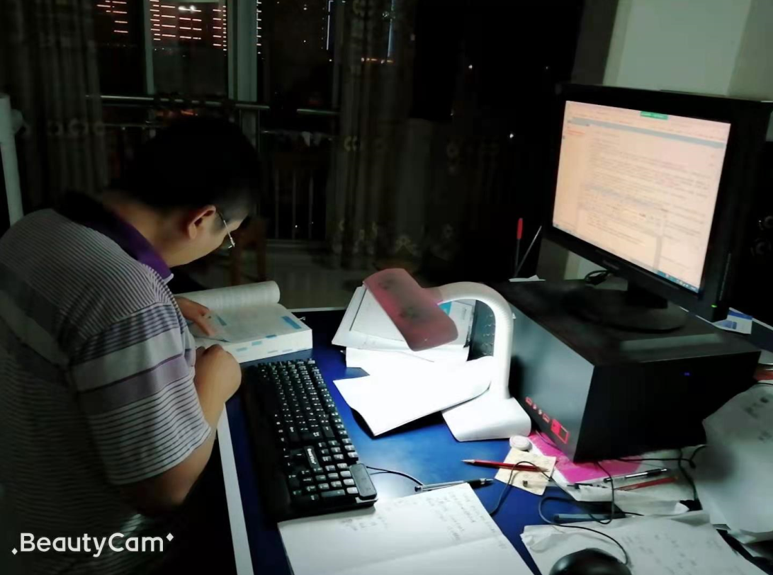 冰视频 大叔都这么拼了，你还有理由不努力？湘潭44岁农民自学通过法考，头发都熬白了