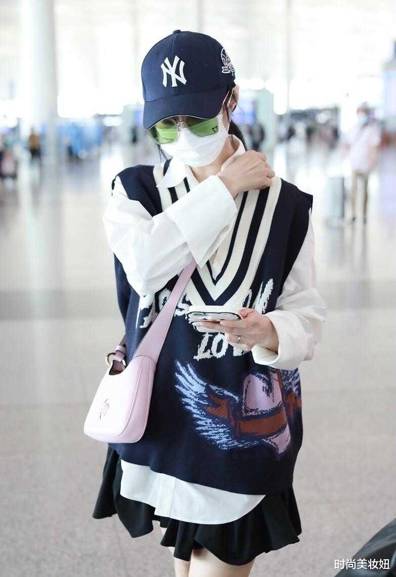 时尚美妆妞|39岁范冰冰还是“不服老”，穿少女风差点认不出，像00后小姑娘